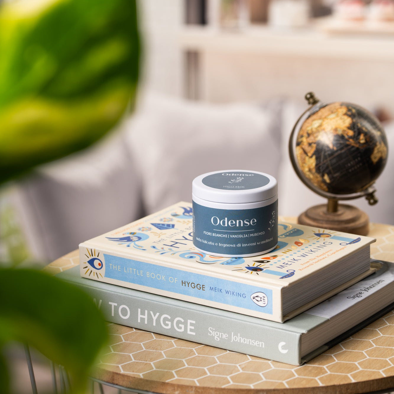 candela odense ambientata in un salotto hygge, al profumo di fiori bianchi, vaniglia e muschio