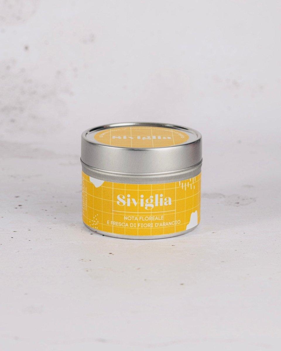 Candela profumata Siviglia di Hyggekrog con fiori d'arancio e ylang ylang
